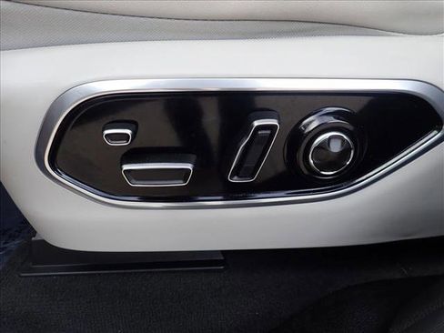 Used 2022 Jeep Grand Cherokee Overland w/ Advanced Protech Group III image 13