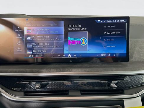 Used 2025 BMW X7 xDrive40i w/ Premium Package image 11