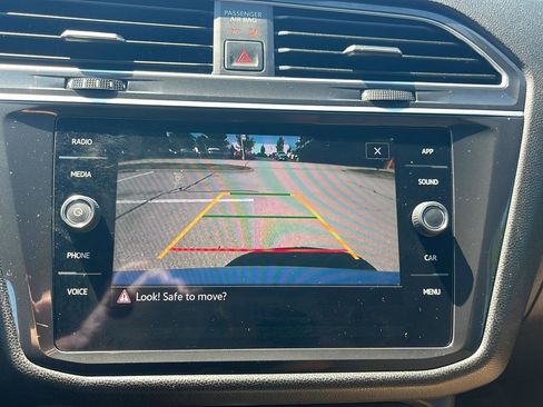 Used 2023 Volkswagen Tiguan SE w/ Panoramic Sunroof Package FWD image 24