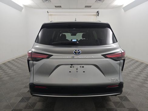 Used 2024 Toyota Sienna Platinum image 5