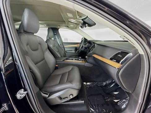 Certified 2025 Volvo XC90 B6 Plus image 30