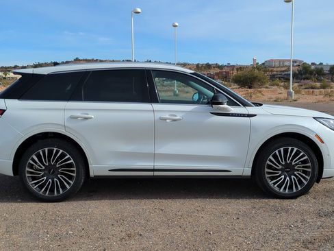 Used 2021 Lincoln Corsair Grand Touring image 2