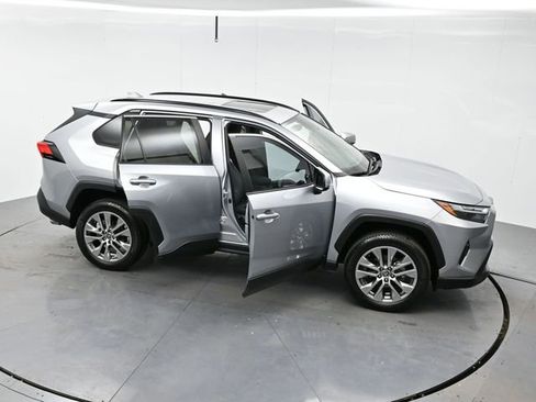 Used 2022 Toyota RAV4 XLE Premium image 41