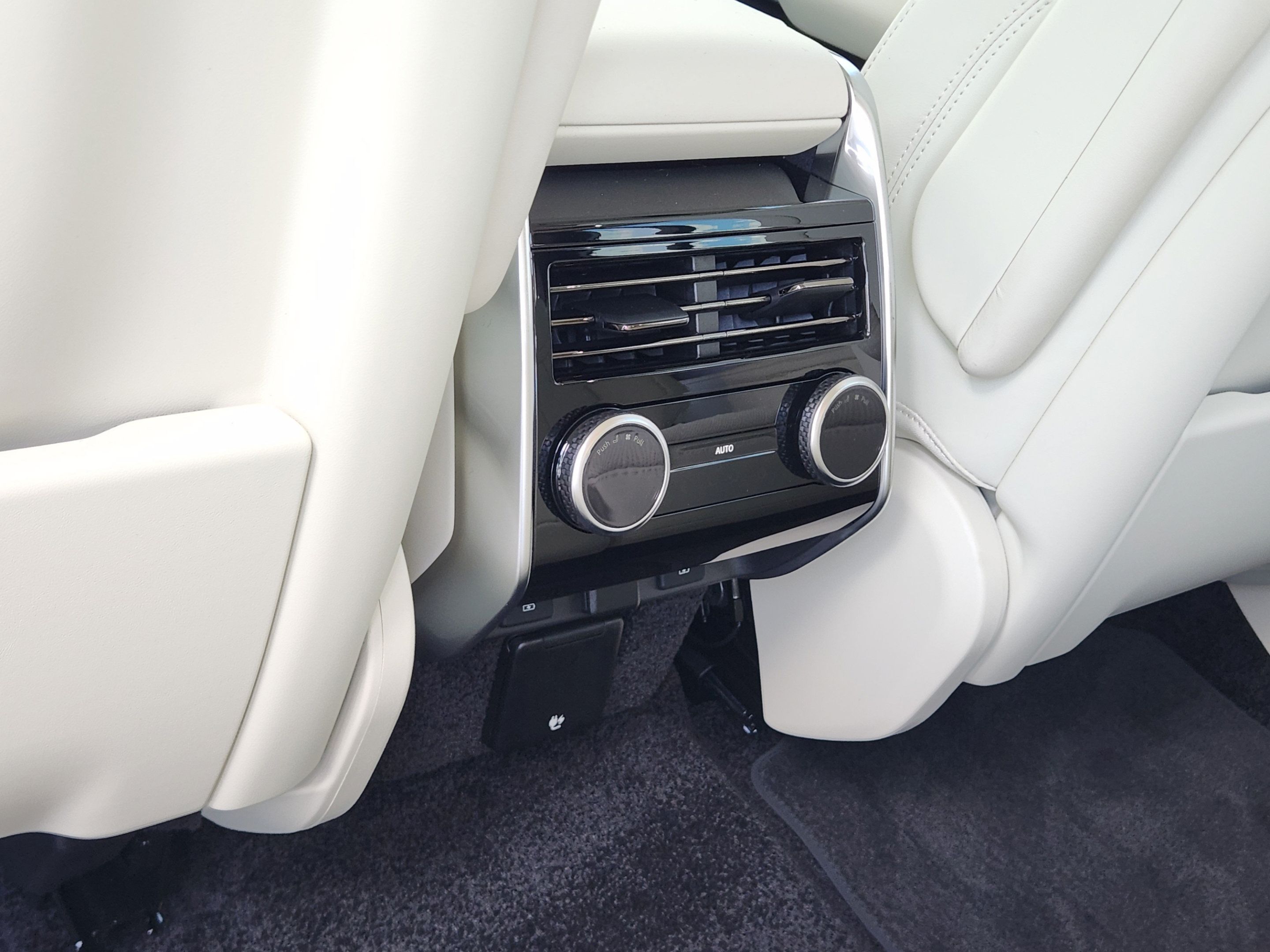 Used 2015 Mercedes-Benz SL 550 image 24