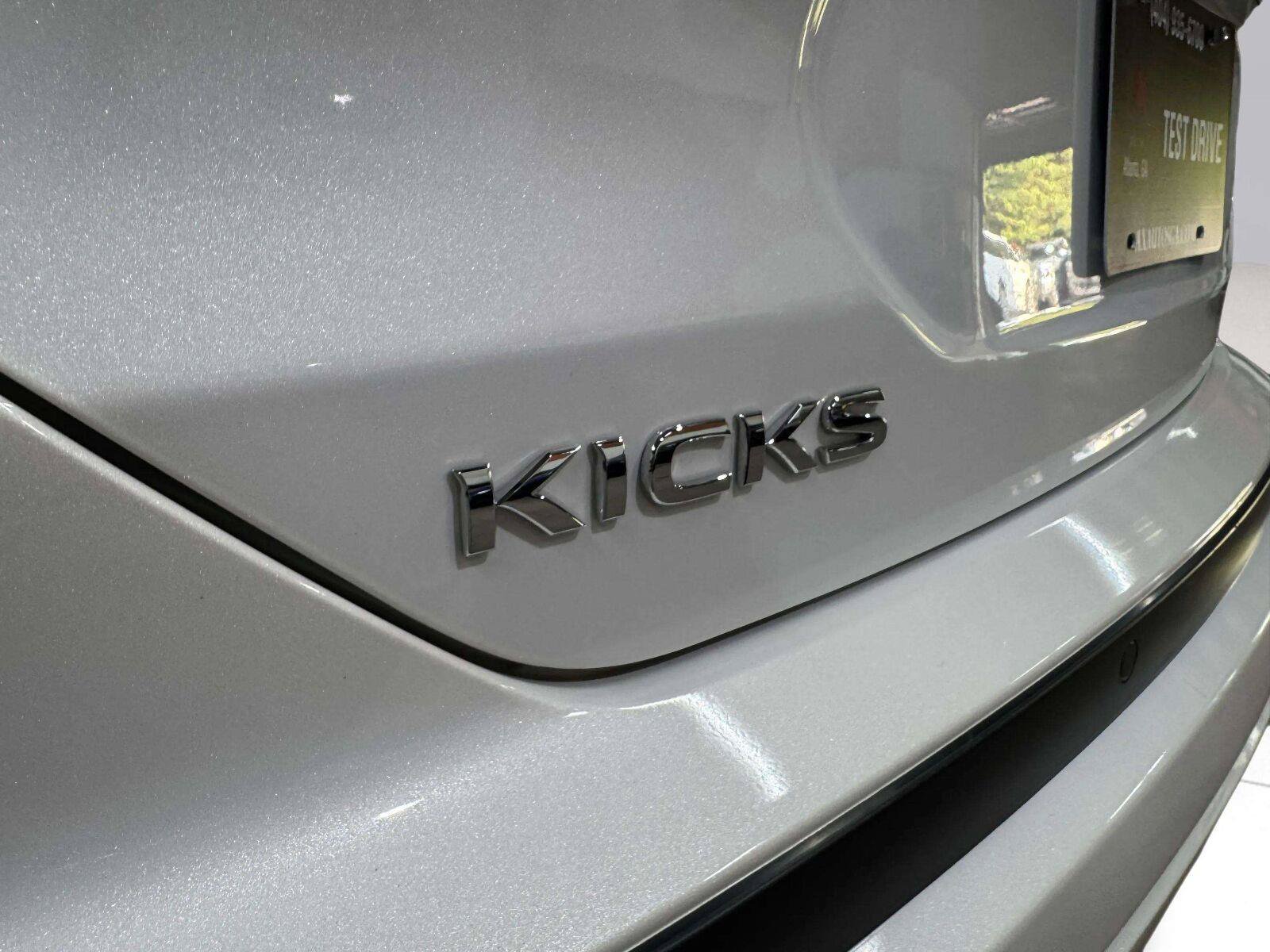 Used 2023 Nissan Kicks SR w/ SR Premium Package FWD image 18