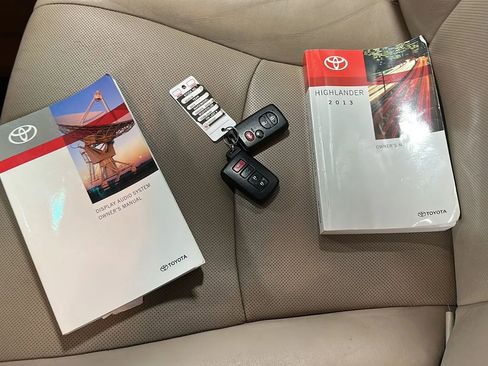Used 2013 Toyota Highlander Limited image 31
