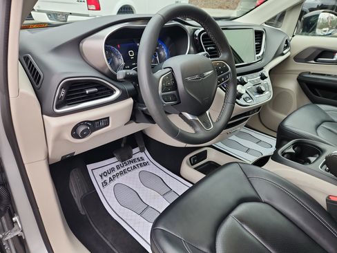 Used 2024 Chrysler Pacifica Touring-L image 26