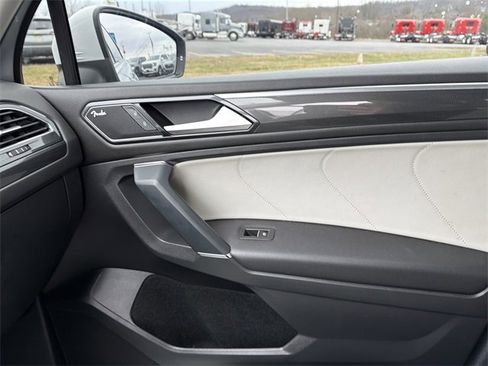 Used 2018 Volkswagen Tiguan SEL Premium image 27