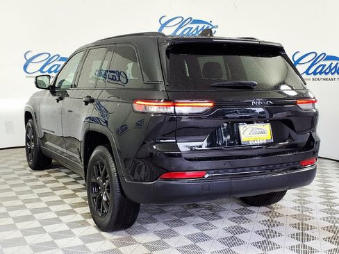 Used 2024 Jeep Grand Cherokee Altitude AWD/4WD image 2
