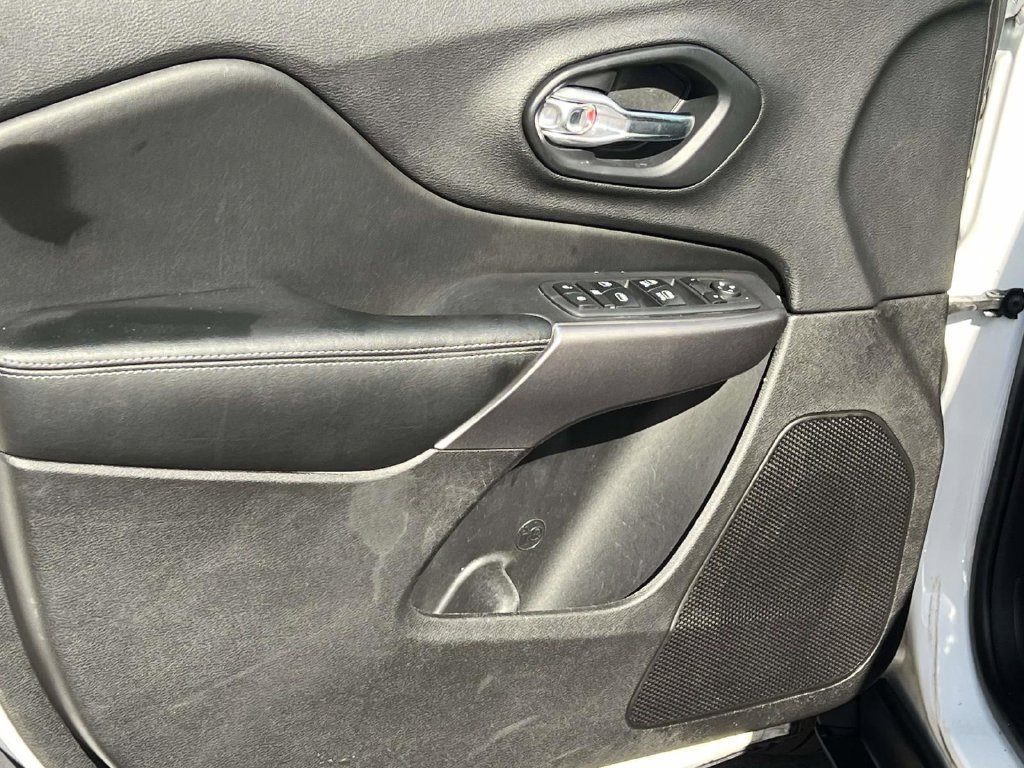 Used 2019 Jeep Cherokee Latitude Plus w/ Comfort/Convenience Group AWD/4WD image 18