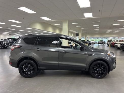 Used 2017 Ford Escape SE w/ SE Sport Appearance Package AWD/4WD image 9