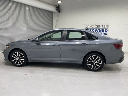 Used 2025 Volkswagen Jetta SE FWD image 5