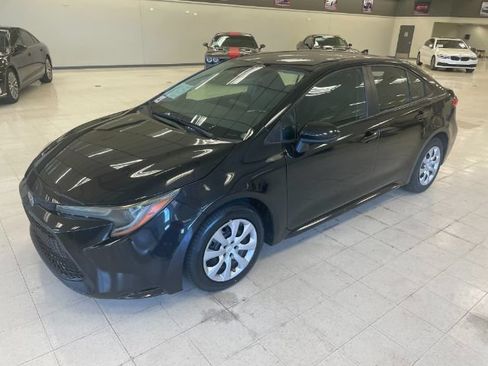 Used 2022 Toyota Corolla LE FWD image 3
