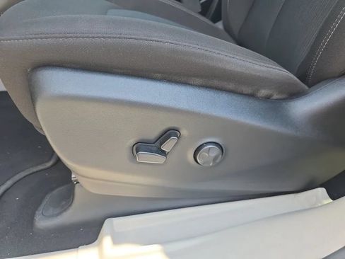 Used 2023 Chrysler Voyager LX FWD image 14