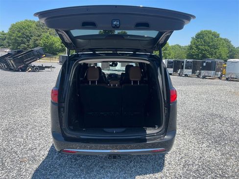Used 2018 Chrysler Pacifica Limited FWD image 13