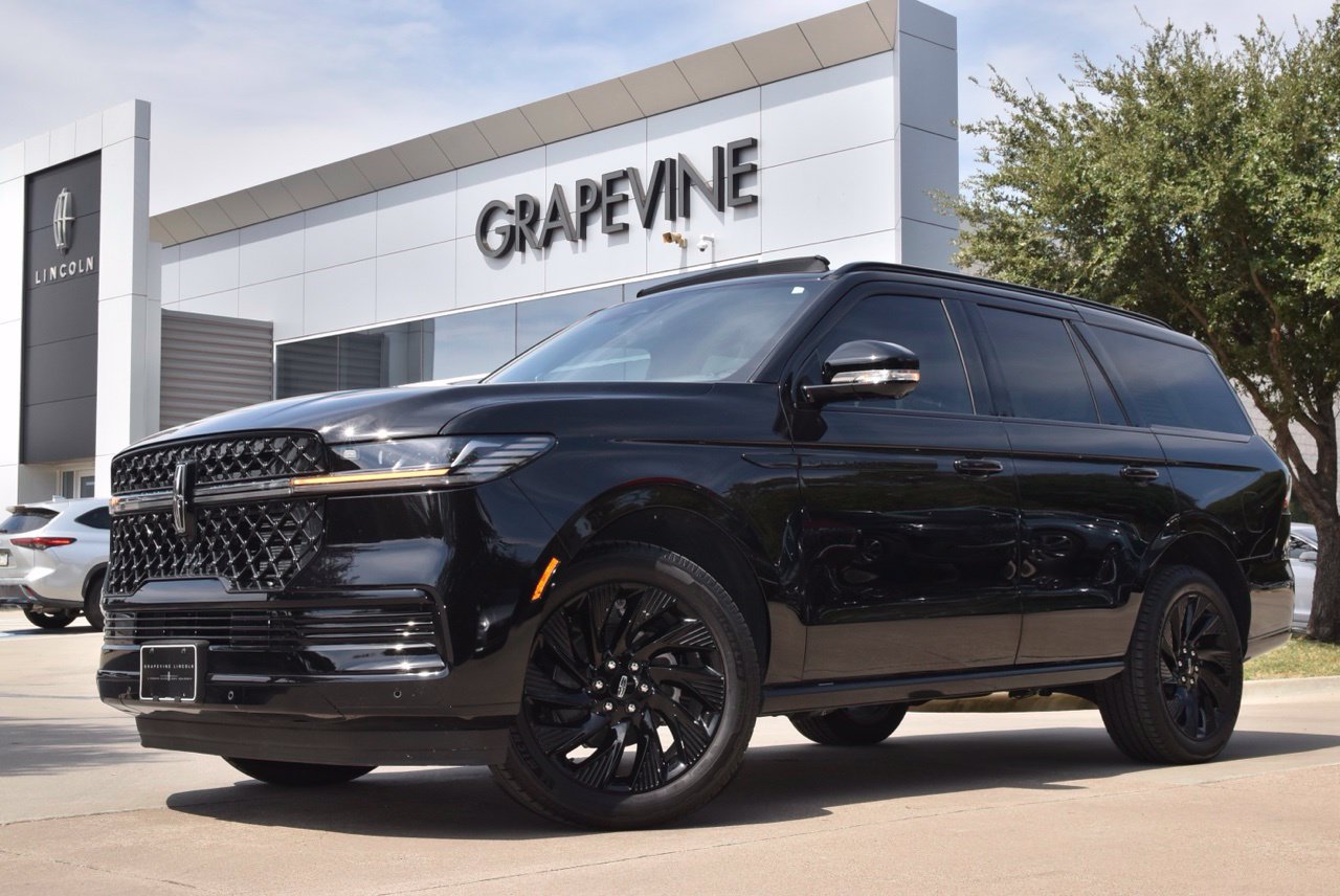 New 2026 Lincoln Navigator Reserve w/ Jet Appearance Package AWD/4WD image 1