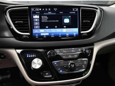 Used 2024 Chrysler Pacifica Touring-L FWD image 15