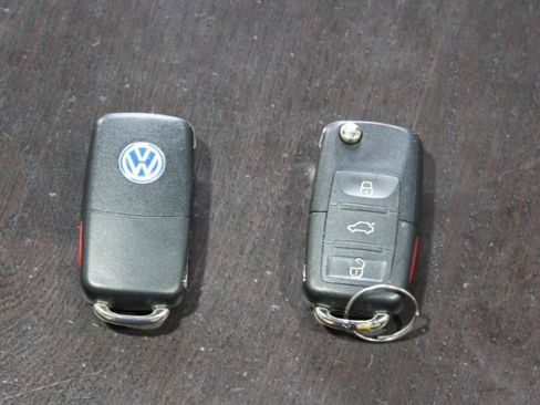 Used 2008 Volkswagen Beetle SE FWD image 3