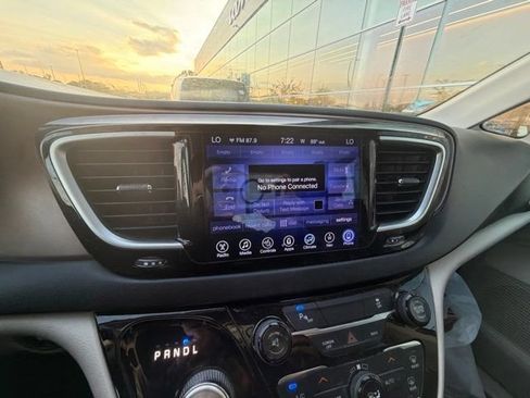 Used 2017 Chrysler Pacifica Touring-L Plus w/ Tire & Wheel Group FWD image 22