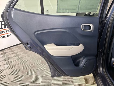 Used 2022 Hyundai Venue Limited image 18