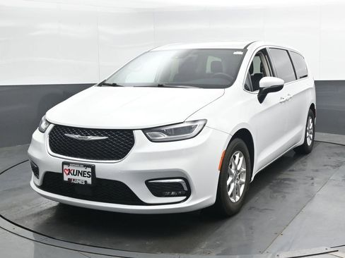 Used 2023 Chrysler Pacifica Touring-L FWD image 6