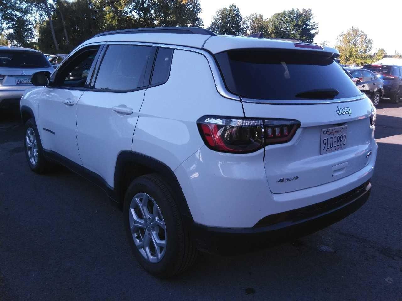 Used 2024 Jeep Compass Latitude AWD/4WD image 2