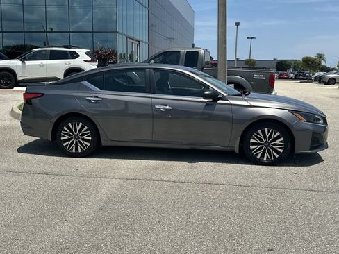 Used 2024 Nissan Altima 2.5 SV FWD image 3