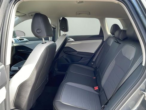 Used 2025 Volkswagen Taos SE image 18