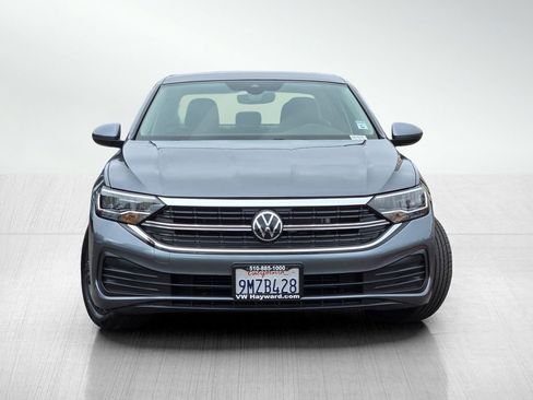 Used 2024 Volkswagen Jetta SE FWD image 3