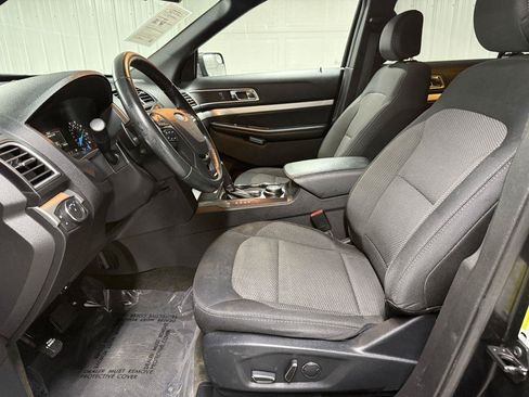 Used 2017 Ford Explorer XLT AWD/4WD image 10