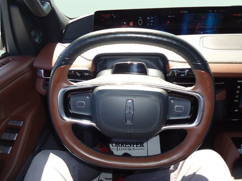Used 2025 Lincoln Navigator Reserve AWD/4WD image 12