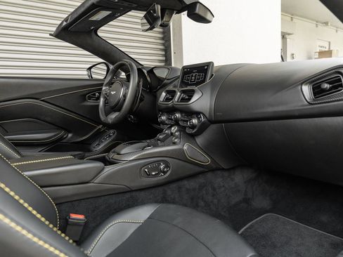 Used 2021 Aston Martin V8 Vantage Roadster image 2