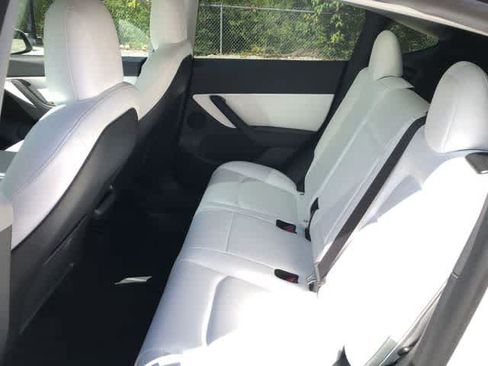 Used 2021 Tesla Model Y Long Range AWD/4WD image 17