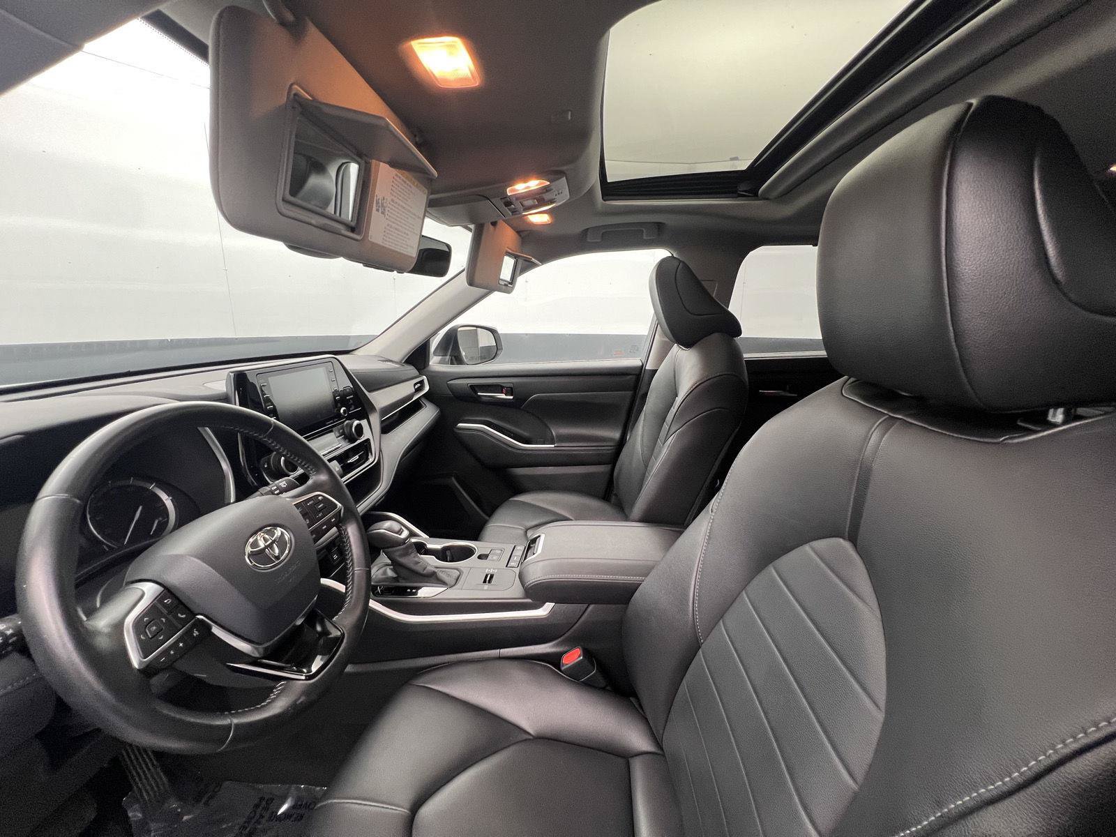 Used 2020 Toyota Highlander XLE FWD image 16
