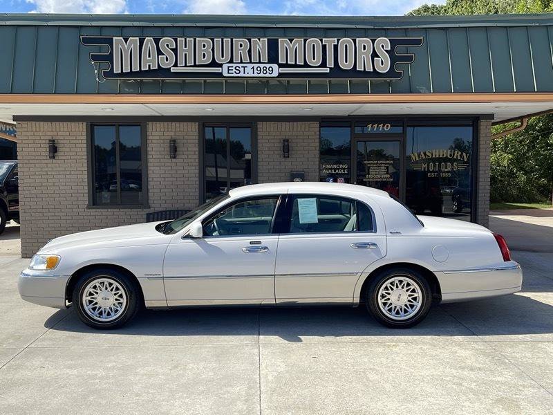 Used 1999 Lincoln Town Car Signature RWD image 2