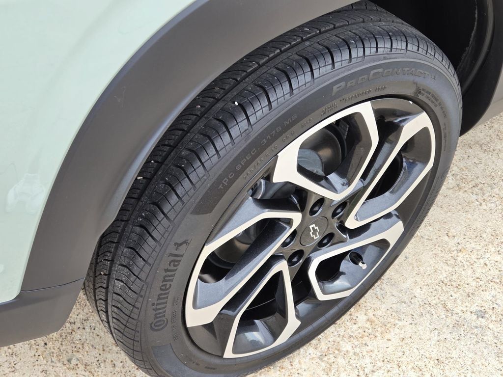 Used 2024 Chevrolet Trax RS w/ Sunroof Package FWD image 8