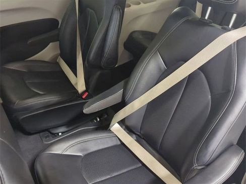 Used 2024 Chrysler Pacifica Select image 24