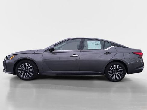 New 2025 Nissan Altima 2.5 SV image 2