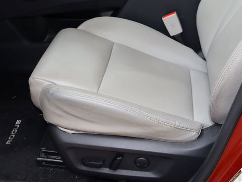 Used 2021 Nissan Rogue SV FWD image 14