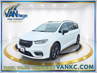 Used 2025 Chrysler Pacifica Limited video 1