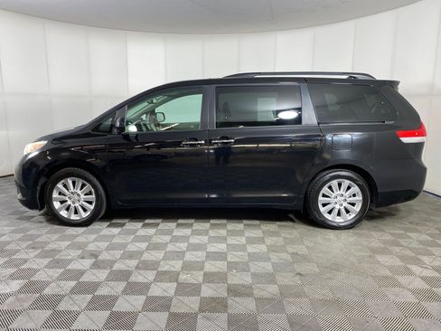 Used 2011 Toyota Sienna Limited w/ Premium Pkg image 2