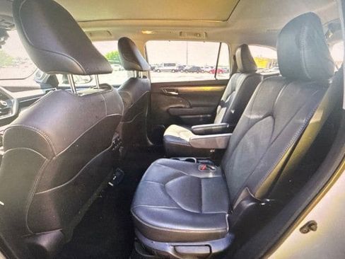 Used 2021 Toyota Highlander Platinum AWD/4WD image 8