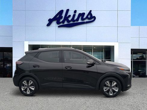 Used 2023 Chevrolet Bolt EUV LT w/ Convenience Package image 1