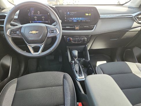 Used 2024 Chevrolet TrailBlazer LT w/ LT Cold Weather Package FWD image 10