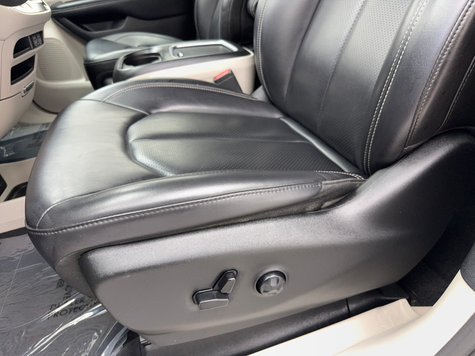 Used 2023 Chrysler Pacifica Touring-L FWD image 33
