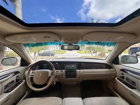 Used 2007 Lincoln Town Car Signature Limited RWD image 11