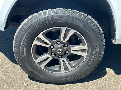 Used 2017 Toyota Tacoma TRD Sport AWD/4WD image 10
