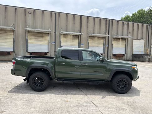 Used 2021 Toyota Tacoma TRD Off-Road w/ Technology Package AWD/4WD image 13