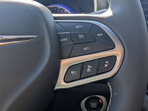 Used 2025 Chrysler Pacifica Select FWD image 23