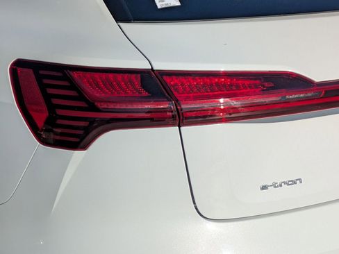 Used 2023 Audi e-tron Premium Plus w/ Premium Plus Package image 18